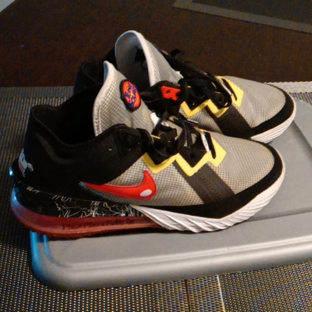 Nike Looney Tunes Edition size 10